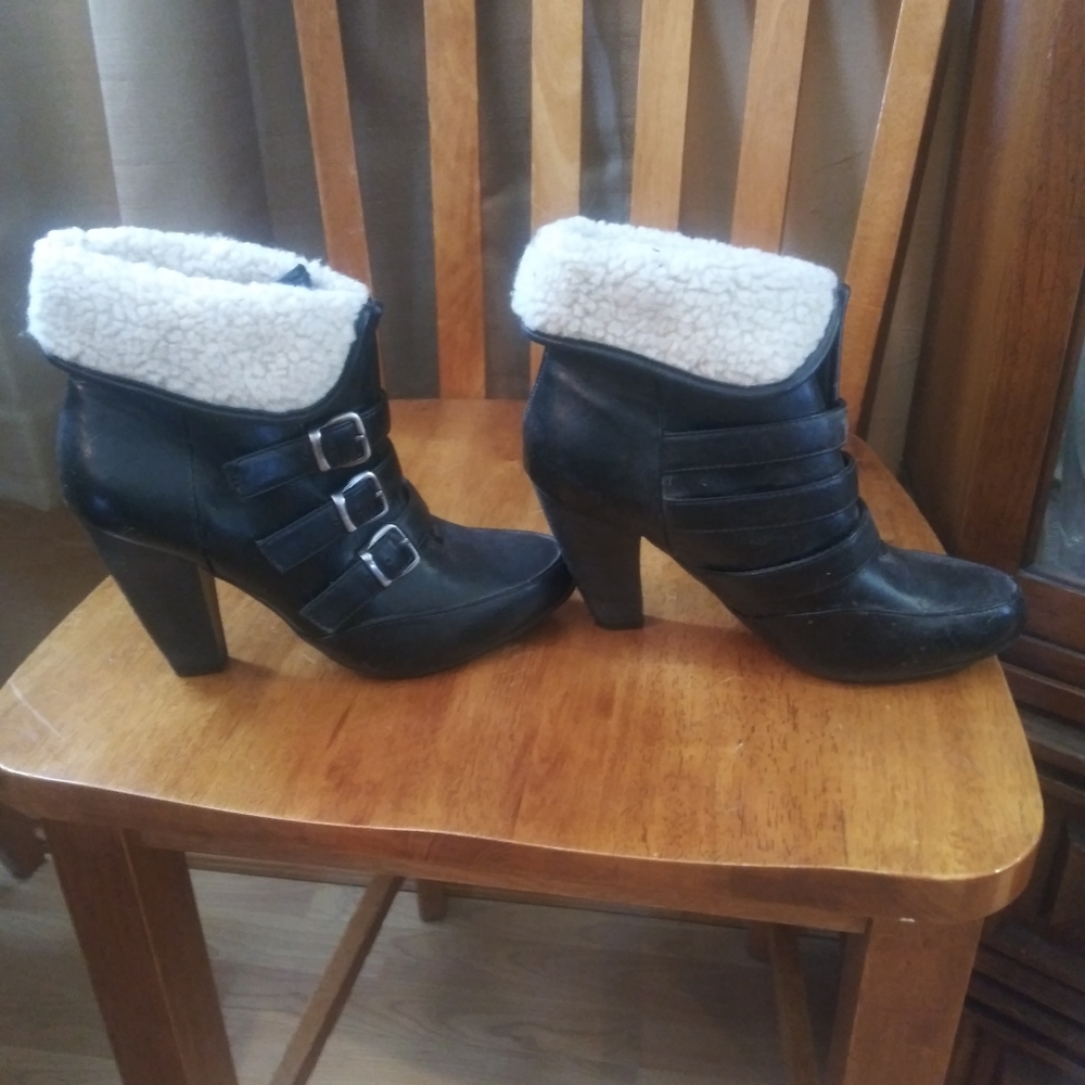 Women's boots never worn
